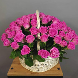 101 розовая роза в корзине