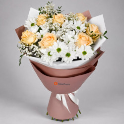 Букет из кремовых роз и белых хризантем