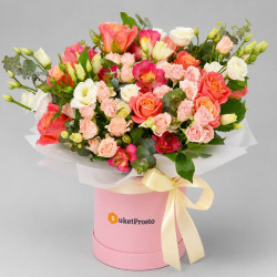 Композиция из роз и альстромерии в коробке «Абрикос»